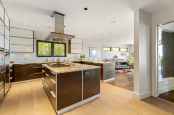 3389 Thompson Crescent